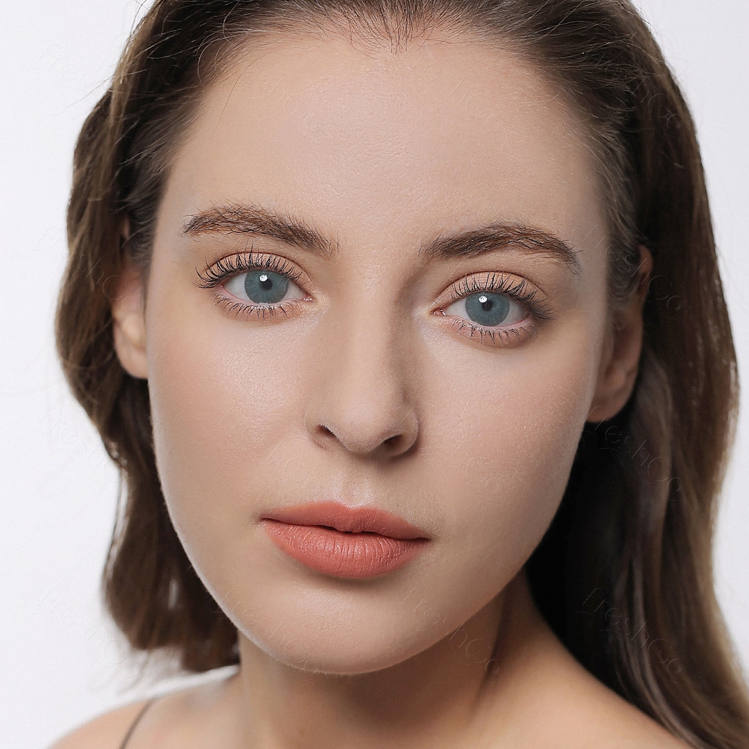 modelwearingfiesta jade colored contacts